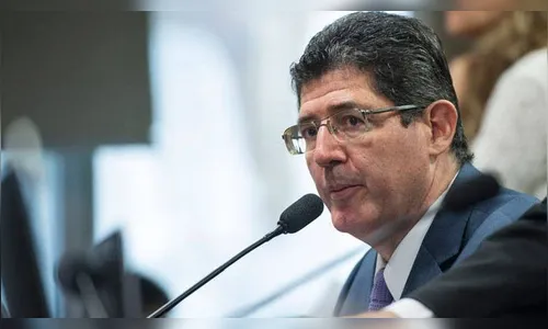 Sem ajuste, país pode perder grau de investimento, diz Levy