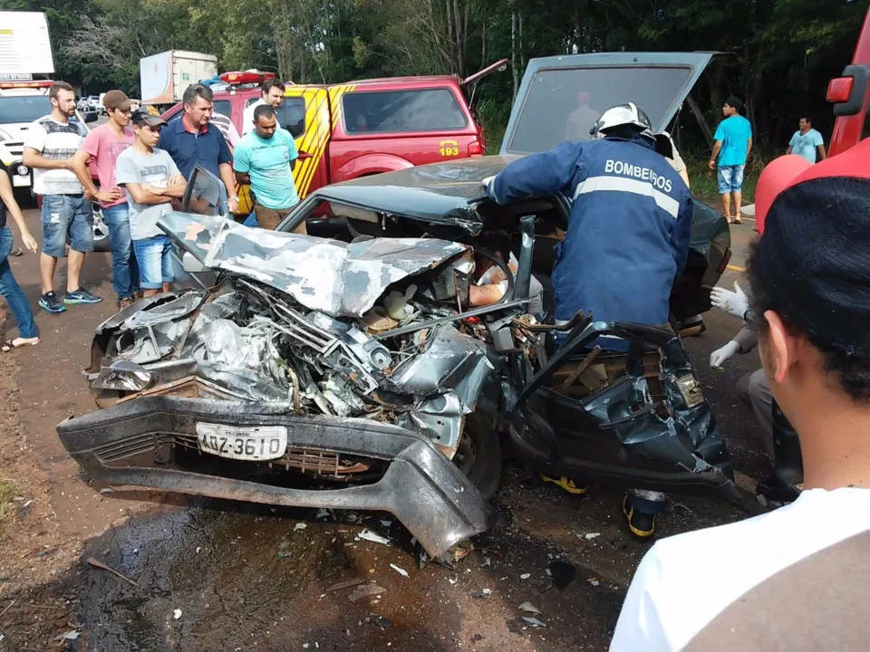 Gol ficou completamente destruído na colisão (Foto: Sergio de Oliveira/Blog do Berimbau)