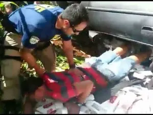 Motorista se acidentou ao tentar fugir da polícia (Foto: PRF/ Divulgação) 