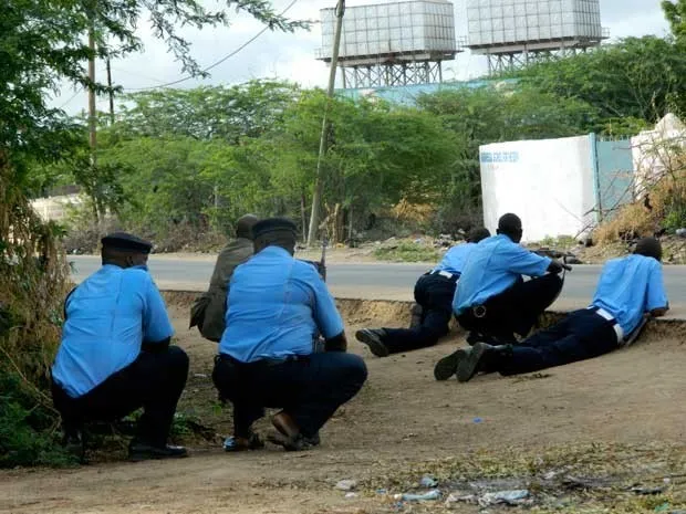 Policiais cercam universidade de Garissa. (Foto: AP Photo)