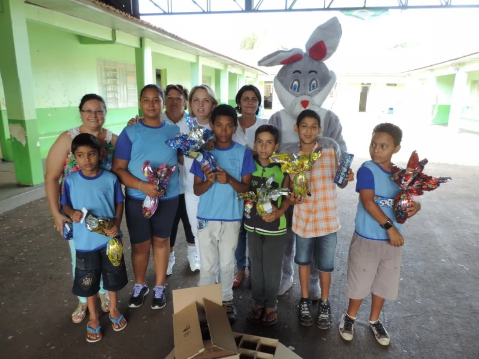 Os ovos de chocolate foram entregues pela prefeita Regina e pela secretária de educação Sandra (Foto/Divulgação)