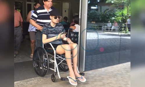 Ken Humano tem alta após quase três meses internado: 'Muito feliz'