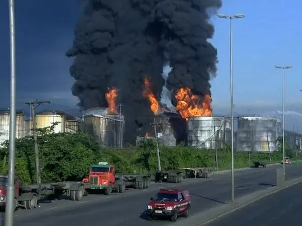 Equipes dos Bombeiros seguem trabalhando em incêndio na Alemoa, Santos (Foto: Reprodução/TV Globo)