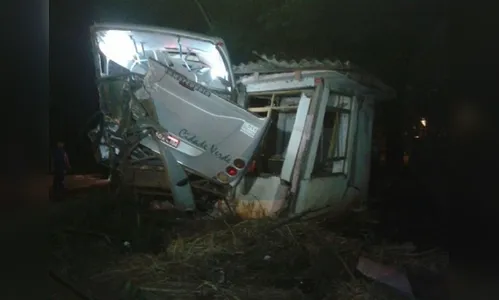 Acidente envolve  ônibus e trem em Sarandi