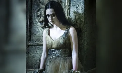 De cabelos pretos, Marina Ruy Barbosa aparece assustadora em série da Globo