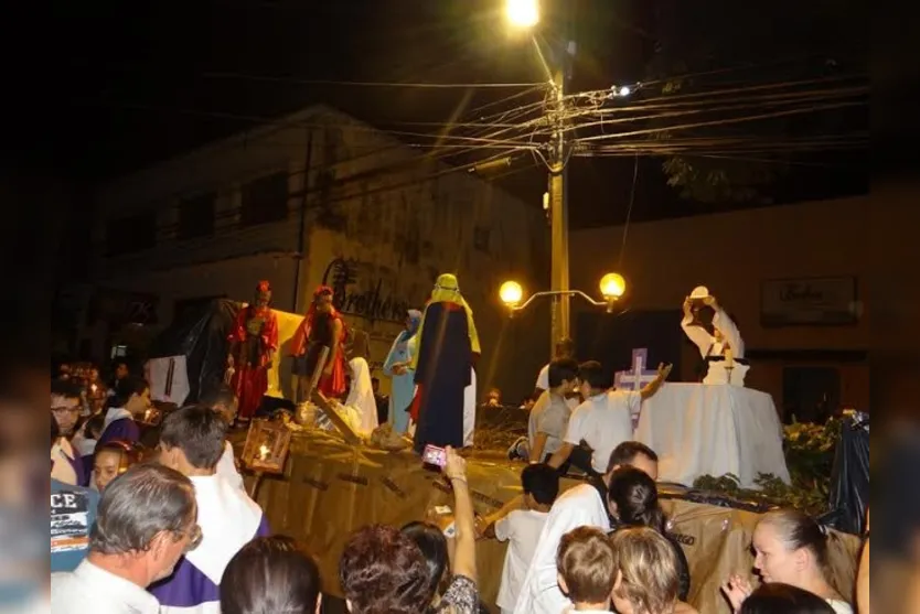 Procissão do Senhor Morto reúne milhares de fiéis católicos em Apucarana