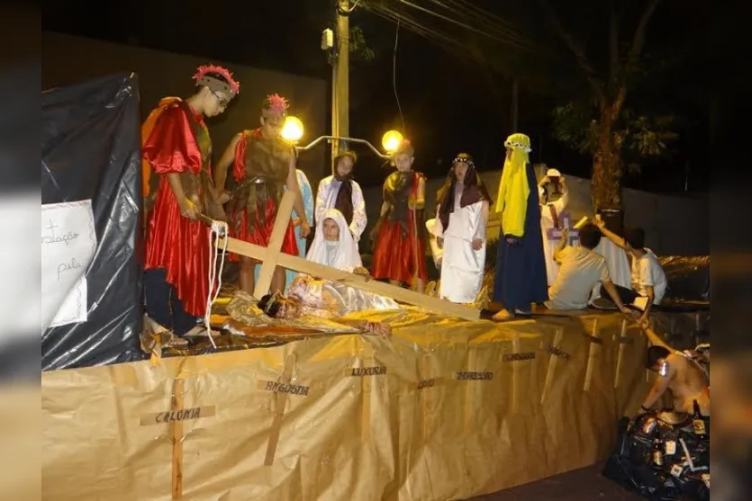 Procissão do Senhor Morto reúne milhares de fiéis católicos em Apucarana