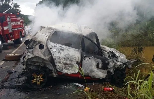 Carros ficaram completamente destruidos após acidente (Foto: Reprodução/TV Anhanguera)