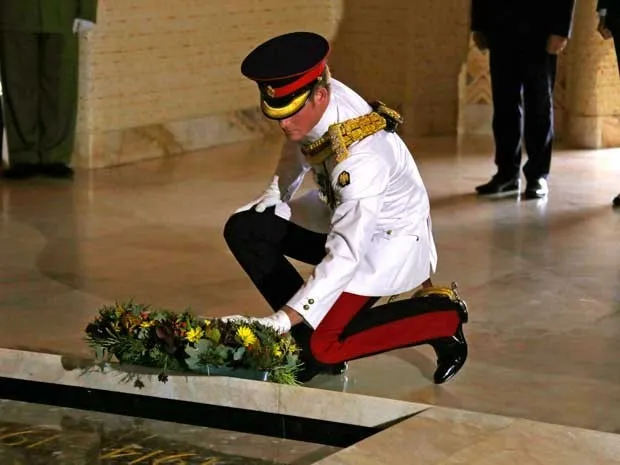 O príncipe Harry deixa coroa de flores no túmulo do soldado desconhecido em Canberra, Austrália. (Foto: Dave Gray / Pool / Via AP Photo)