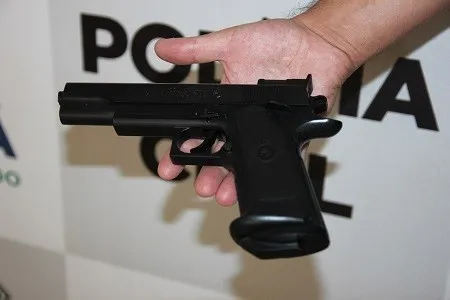 Um simulacro de pistola foi apreendido pela Polícia Civil - Foto: Dirceu Lopes