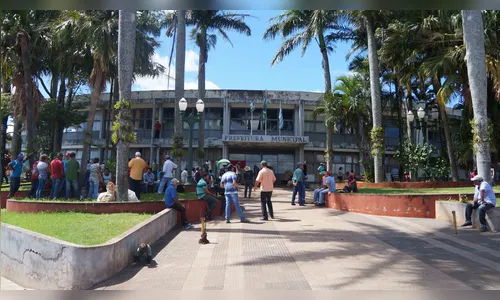 Assentados da 8 de Abril ocupam Prefeitura de Jardim Alegre 