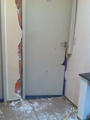 Porta de um dos apartamentos foi arrancada com a força da explosão (Foto: Vanessa Rumor/RPC)