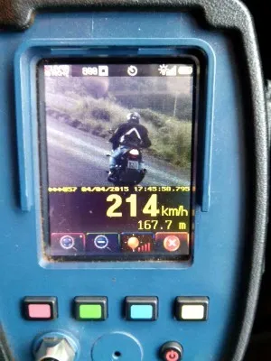 Motocicleta transitava a 214 km/h em rodovia entre Cascavel e Toledo (Foto: Divulgação / PRF)