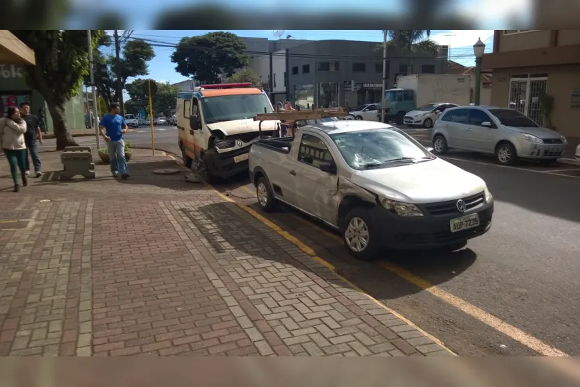  Ambulância e veículo utilitário colidem na área central de Apucarana - Foto: TNONLINE 