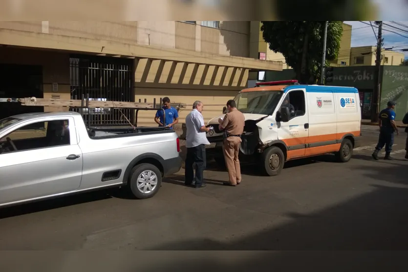  Ambulância e veículo utilitário colidem na área central de Apucarana - Foto: TNONLINE 