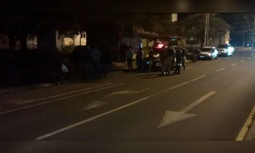 ​Ladrões rendem família e roubam caminhonete e moto em Mauá da Serra