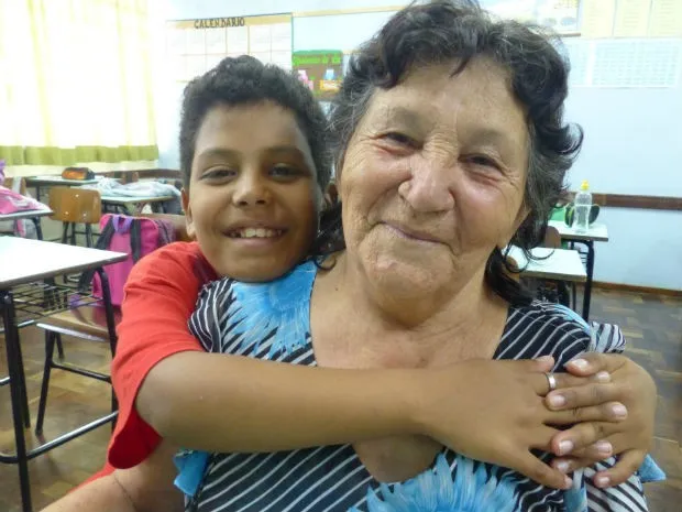 Maria das Mercês, de 66 anos, adotou o neto após ele ter sido abandonado pela mãe (Foto: Adriana Justi / G1)