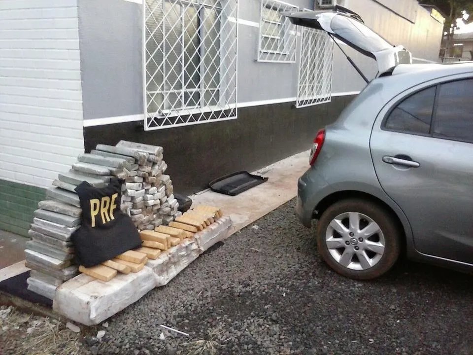 O motorista do carro desobedeceu a ordem de parada dos policiais rodoviários federais que faziam ronda pela BR 163 - Foto: Divulgação PRF