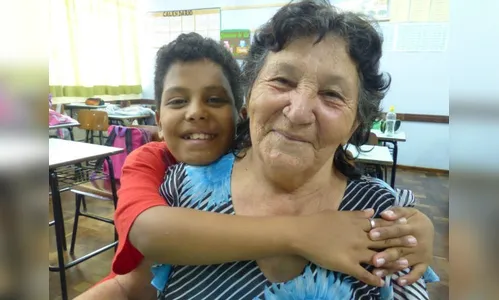 ​Idosa encara preconceito e aprende a ler aos 65 anos por incentivo do neto