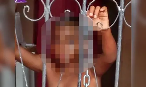 ​Criança é acorrentada pelos pais para não cometer crimes