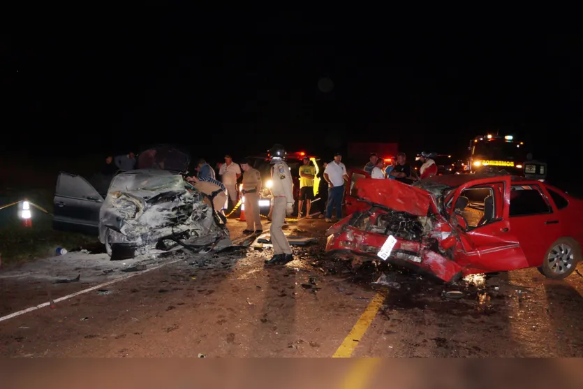  O acidente aconteceu por volta das 23 horas a cerca de 300 metros do trevo de Arapuã (Foto/Ivan Maldonado) 