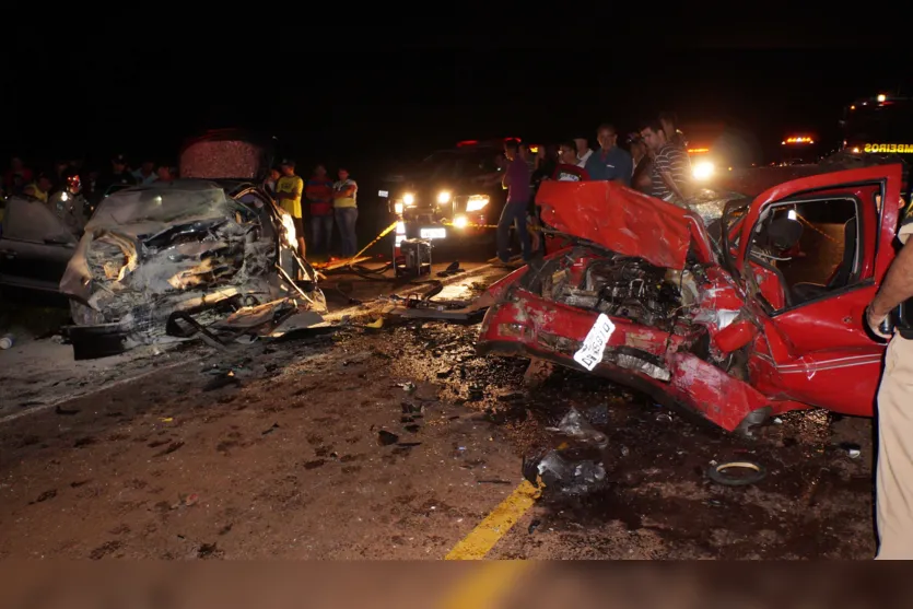  A colisão frontal entre o Brava e o Polo matou cinco pessoas no local do acidente (Foto/Ivan Maldonado) 