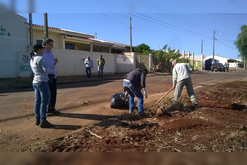  A intenção foi retirar o lixo espalhado e a remover materiais que acumulem água - Foto: Assessoria da Prefeitura de Londrina 