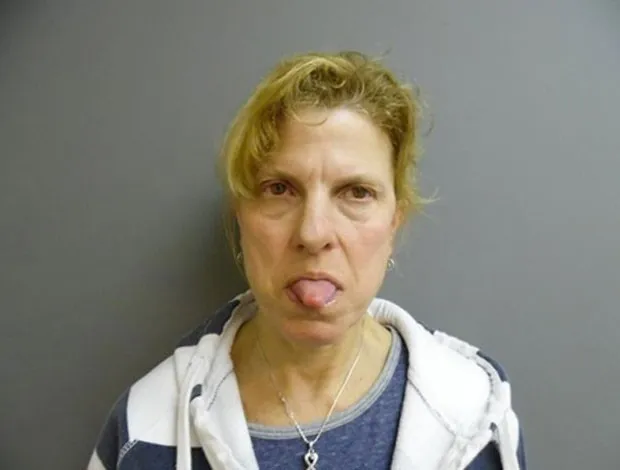 Linda MacDonald, de 55 anos, posou para a foto da polícia mostrando a língua (Foto: Vermont State Police)