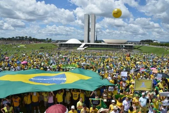 Manifestantes protestam contra a corrupção e contra o governo federal. Há protestos em várias cidades do país, como Brasília Valter Campanato/ Agência Brasil