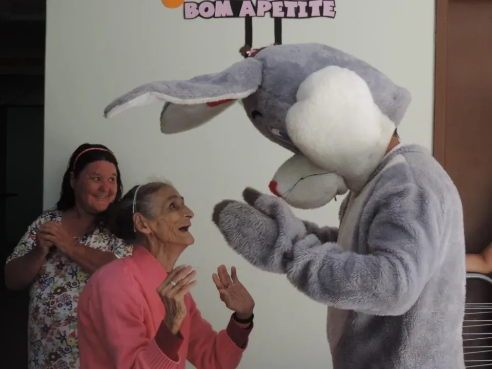 O coelhinho da páscoa levou alegria aos idosos do Lar São Lourenço (Foto/Divulgação)