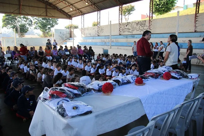 Apucarana entrega uniformes escolares para 8 mil crianças - Foto: Dirceu Lopes