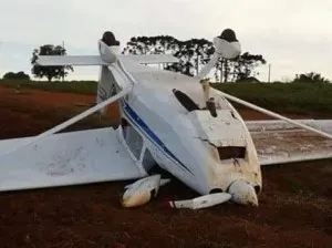 Um avião de pequeno porte caiu na zona rural de Marilândia do Sul/Mauá da Serra - Foto de internauta