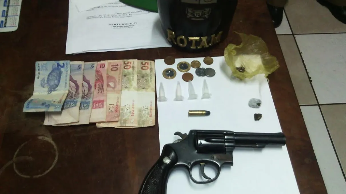 Arma, drogas e dinheiro apreendidos durante Aifu em Apucarana - Foto: Divulgação/PMPR