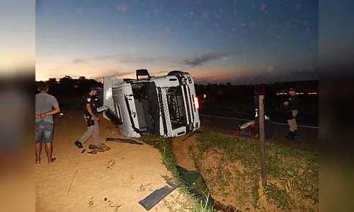 Carreta tomba entre Cambira e Jandaia do Sul