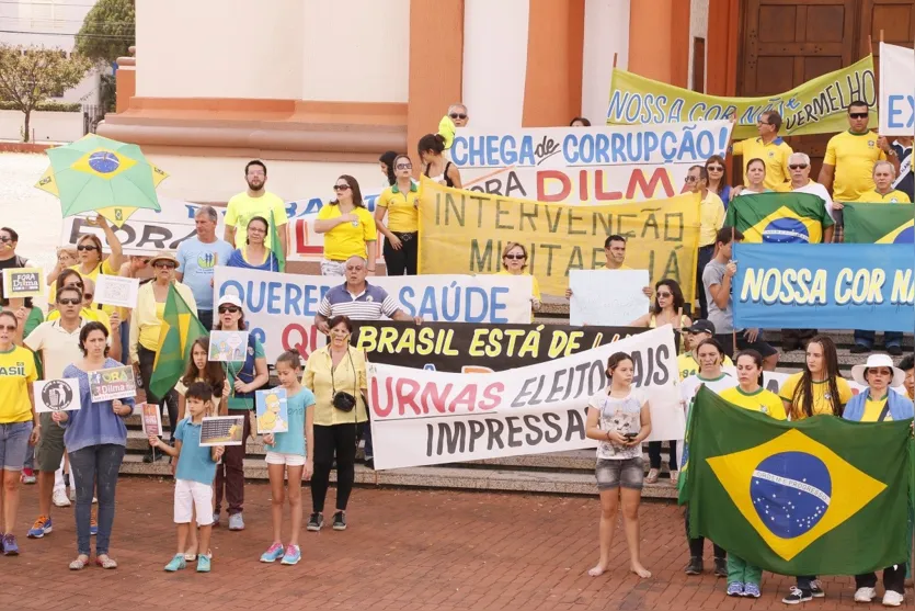  Bandeiras e faixas, com mensagens criticando o atual governo e até pedindo ditadura militar  foram usadas - Foto: Lurdinha Fonseca 