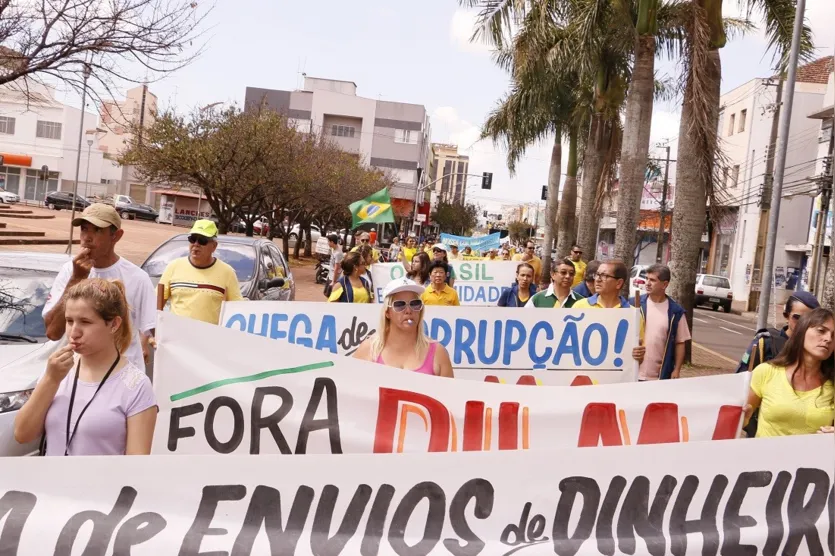  Bandeiras e faixas, com mensagens criticando o atual governo e até pedindo ditadura militar  foram usadas - Foto: Lurdinha Fonseca -  