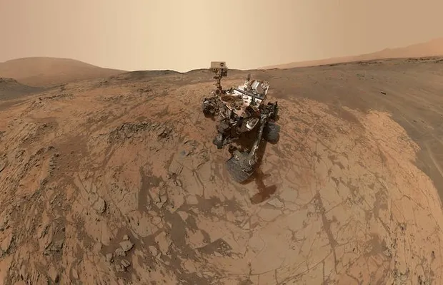 A sonda Curiosity tira uma selfie enquanto trabalha no monte Sharp, em Marte. Ela encontrou evidências de água líquida no planeta, na cratera Gale (Foto: NASA)