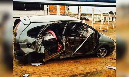 Carro se choca com poste e criança morre ao ser arremessada para fora