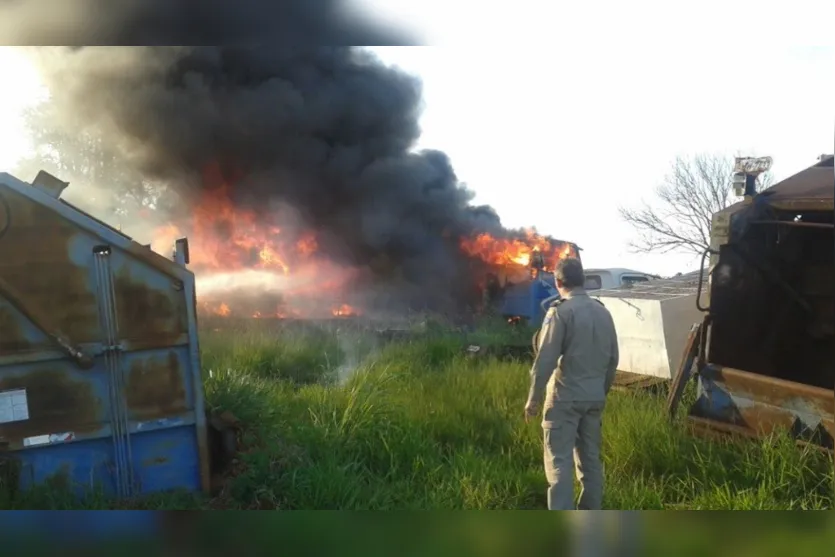  Pelo menos dois caminhões foram danificados pelas chamas - Foto: GM Ronaldo 