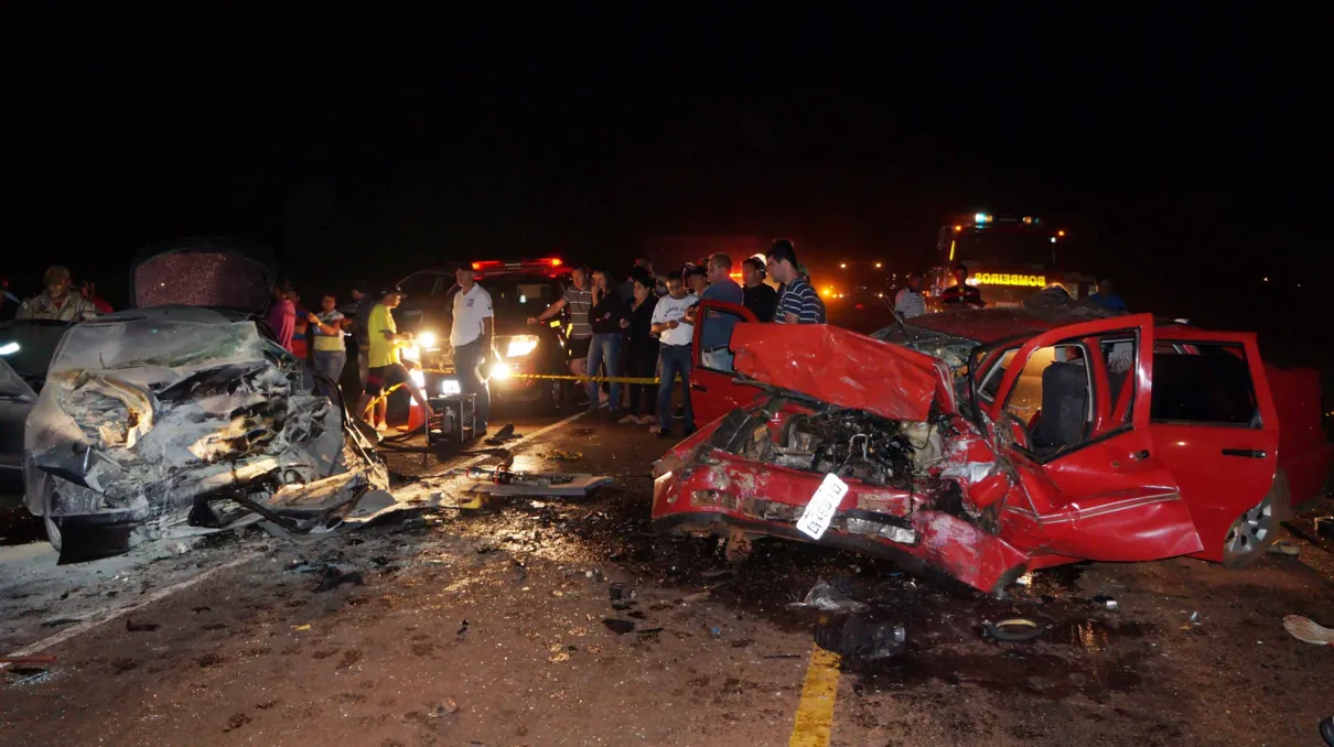 A colisão frontal entre o Brava e o Polo matou cinco pessoas no local do acidente (Foto/Ivan Maldonado)