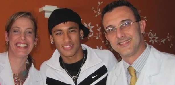 Neymar ao lado de Dr. Herbert Kramer e sua esposa, a enfermeira obstetra Daniela Jordão - IMAGEM - Divulgação/Dr. Herbert Kramer