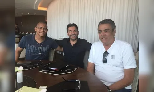 Walter não treina no Atlético-PR, e Enderson diz que contrato é problema