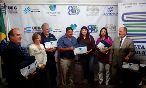 Godoy Moreira recebe kits escolares da Provopar