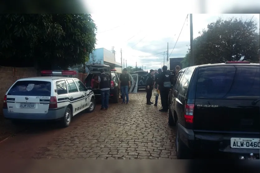  ​Cerca de cinquenta policiais civis e militares realizaram uma operação em conjunto, no início da manhã desta quinta-feira (16) em Apucarana - Foto:  Maicon Sales/RTV Canal 38 