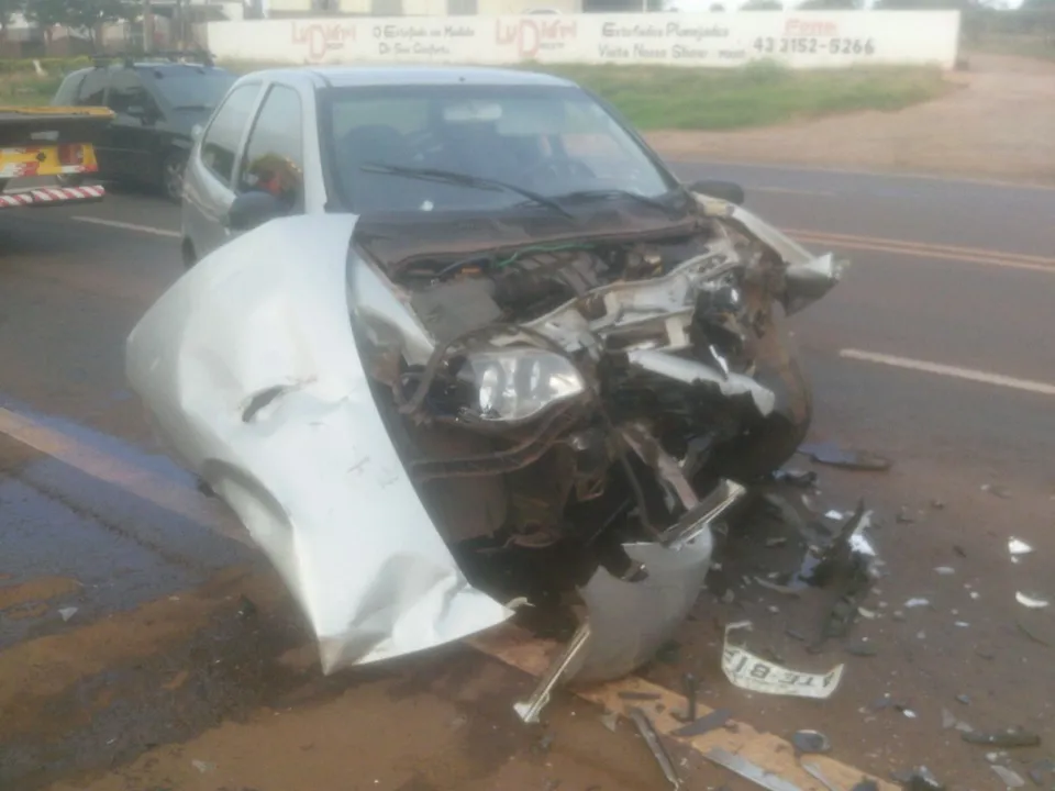 O carro sofreu grandes estragos com a colisão - Foto: Cabelo - SOS Comunidade - Arapongas