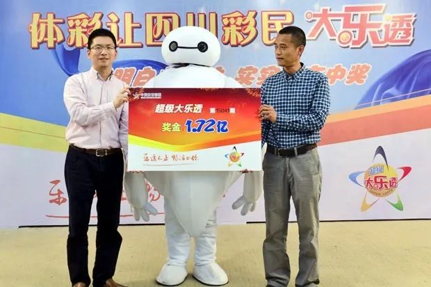 Ganhador de loteria vai receber prêmio disfarçado de robô na China (Foto: Reuters/Stringer)