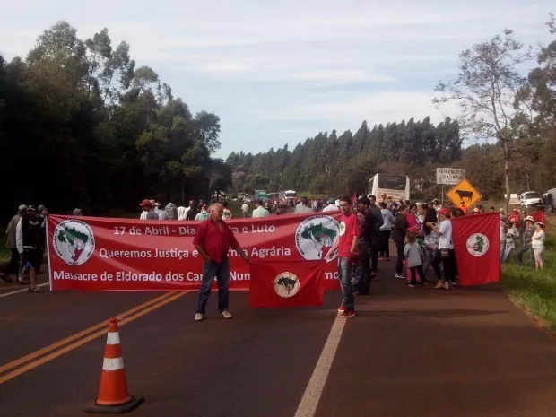Manifestantes do MST bloquearam o trânsito em trecho da BR-277 em Cascavel, no oeste do Paraná (Foto: PRF / Divulgação)