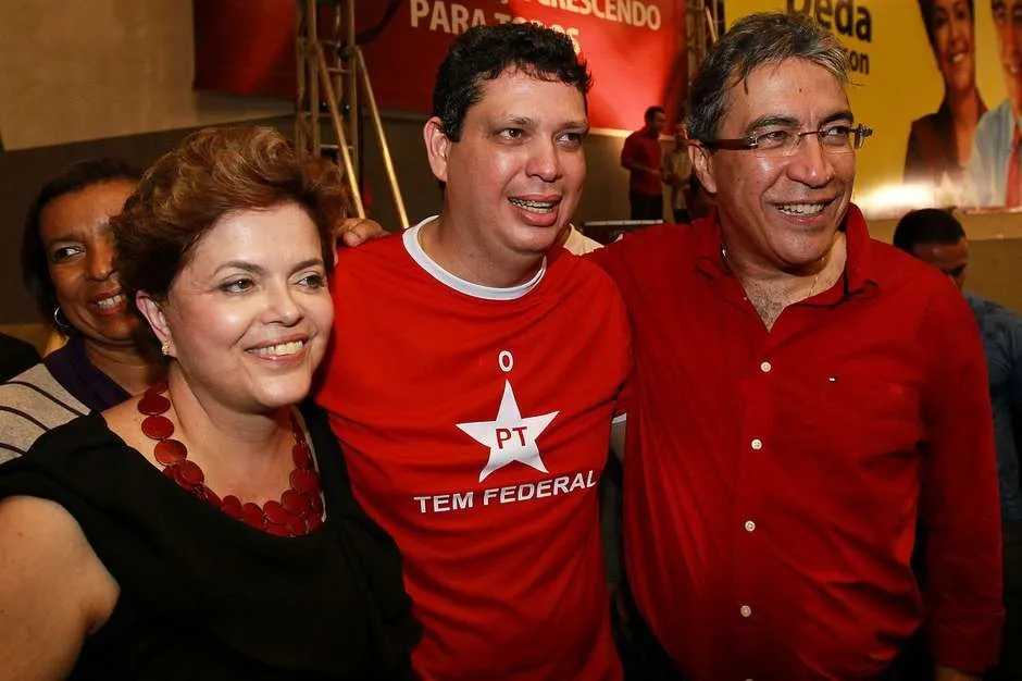 Em foto de arquivo, Márcio Macedo aparece no centro com a presidente Dilma Rousseff e o ex-deputado de Sergipe, Marcelo Déda - Foto: Terra