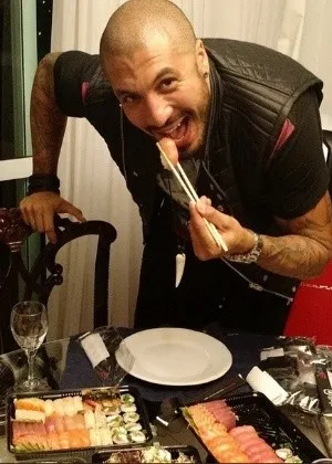 Fernando posta foto comendo sushi em festa com amigos no Rio de Janeiro logo depois de sair da casa do "BBB15" - Foto: Instagram