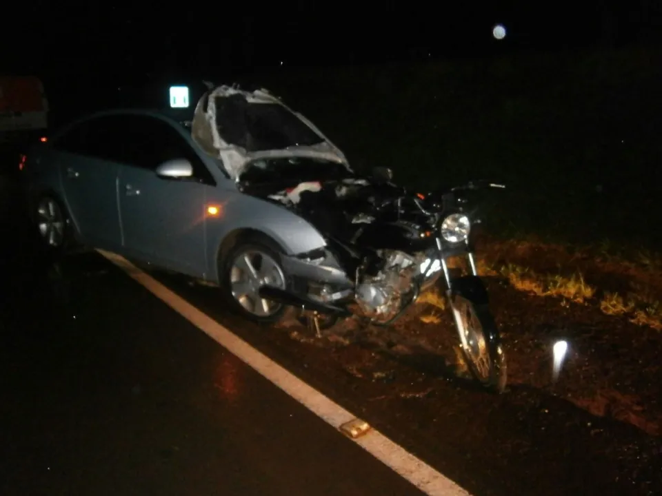 O Chevrolet  Cruze colidiu na traseira da motocicleta (Foto/WhatsApp - Wellyngton Jhonis)
